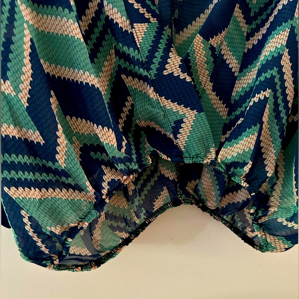 Chevron Patterned Crop Top - Picture 2 of 4